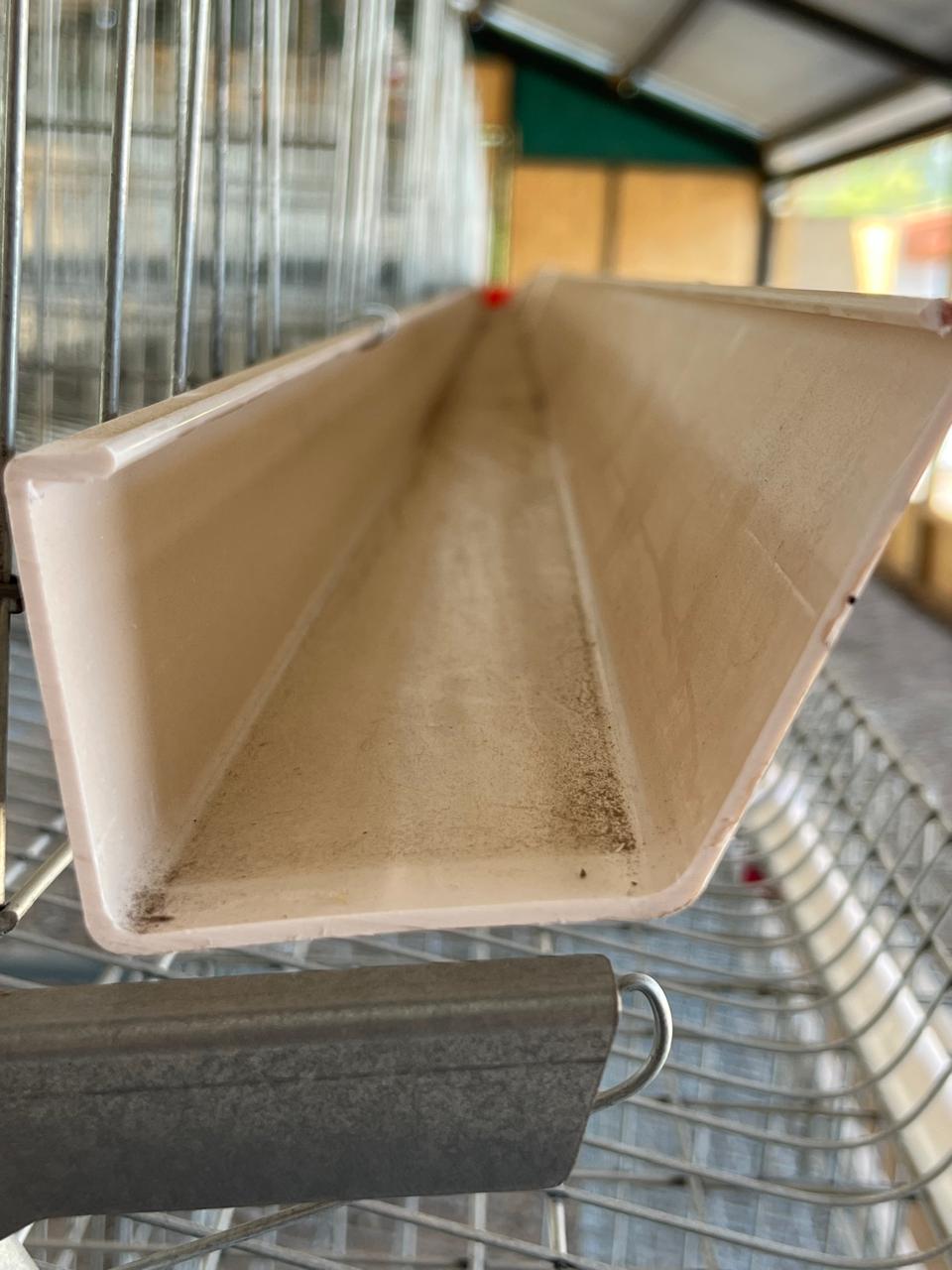 Comedero plastico en detalle